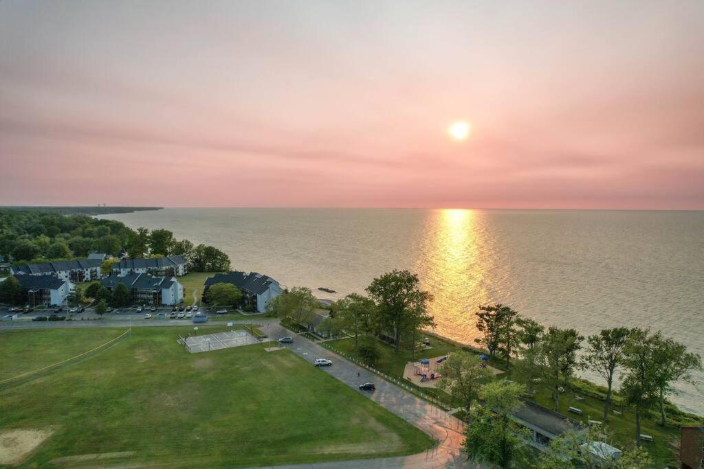 Charming Lakeview Cabin Near Geneva-On-The-Lake! Ashtabula Exterior photo